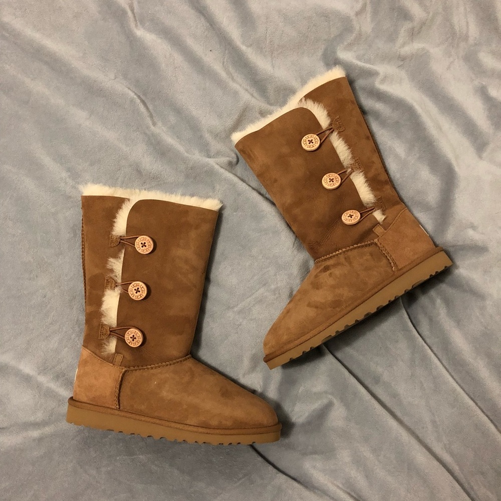 This is BIG KIDS SIZE 5 ! NWT UGG winter boot